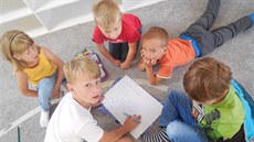 V montessori třídách nemusí děti stále sedět v lavicích. Ve Spálově se často... V montessori třídách nemusí děti stále sedět v lavicích. Ve Spálově se často...