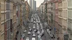 Kolona v Legerově ulici při opravách po havárii vody. Kolona v Legerově ulici při opravách po havárii vody.