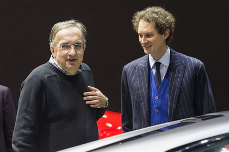 Vpravo prezident Fiatu John Elkann a pedseda pedstavenstva koncernu Fiat-Chrysler Sergio Marchionne na autosalonu v enev