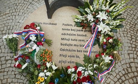 Mezi zaazenými hrdiny nechybí ani Milada Horáková, popravená komunisty v roce 1950. Na snímku je památník ve Snmovní ulici v Praze, pipomínající její poslední slova.