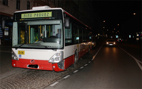 Opilý idi dojel s pokozeným autobusem a do centra Plzn. Na zastávku...