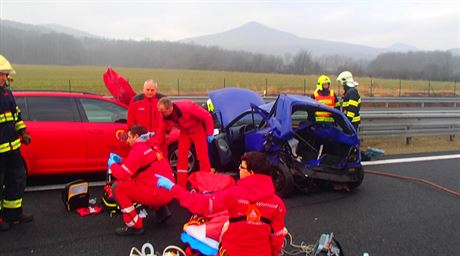 Záchranái u ranní nehody dvou aut na D8 u Radejína.