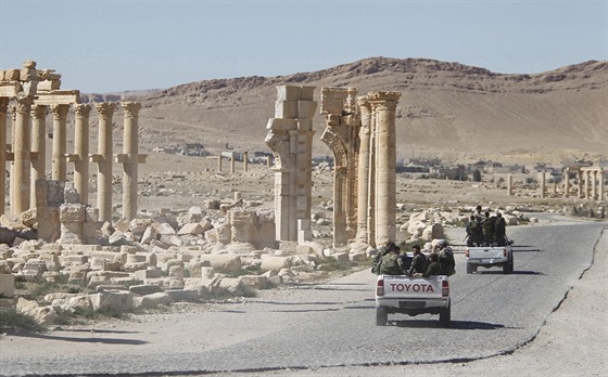 Syrská armáda vjídí do historického msta Palmýra. (1. 4. 2016)