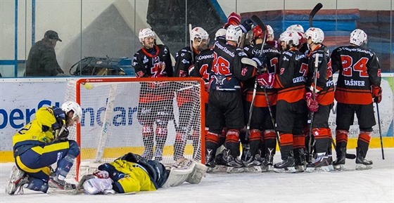 Je dobojováno! Druholigoví hokejisté áru nad Sázavou porazili Trutnov 4:1 na...