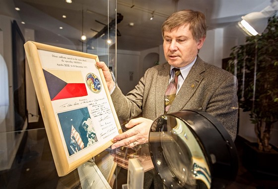 editel Prácheského muzea Jií Práek ukazuje vlajeku, která letla na Msíc.