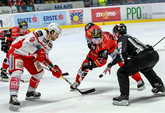 Mometka z utkání play-off ligy EBEL mezi Znojmem (v ervených dresech) a...