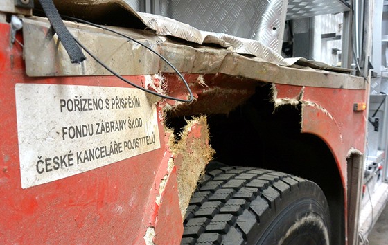 Detail jednoho z pokozených hasiských voz po sérii detonací v Poliských strojírnách. 
