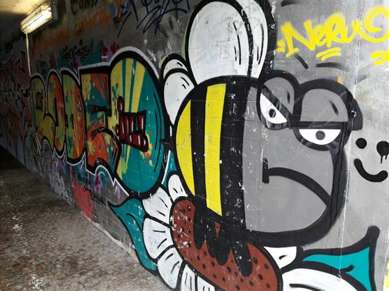 Graffiti v podchodech u stanice tramvaje Pobení cesta.