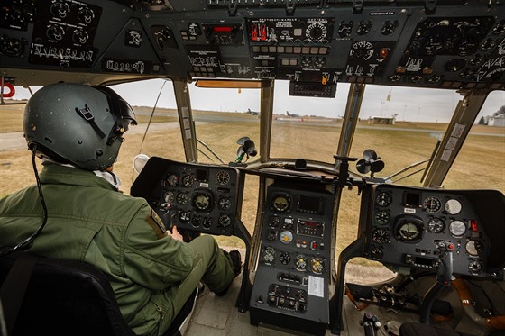 Vojenský pilot Marek Bohunk v kokpitu vrtulníku Mi-8. Stroji tohoto typu...
