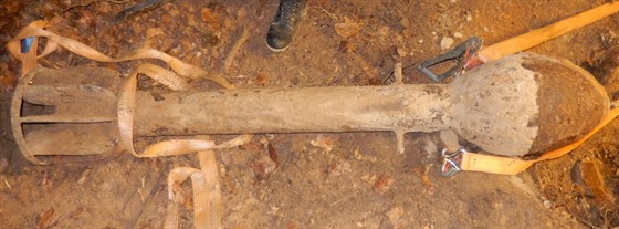 Pyrotechnici v Brn pes sedm hodin vykopávali ze zem dlosteleckou raketu ze...