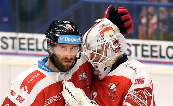 Martin Vyrbalík a branká Branislav Konrád se tí z olomouckého vítzství.