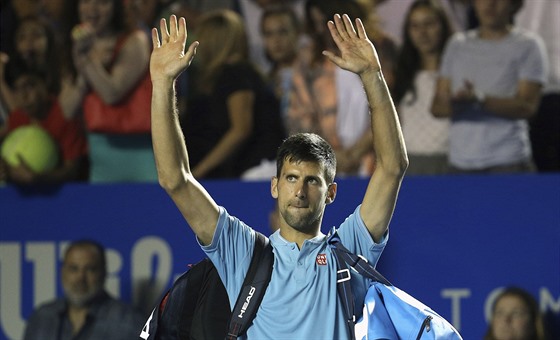Srbský tenista Novak Djokovi se louí s diváky v Acapulcu po poráce s s...