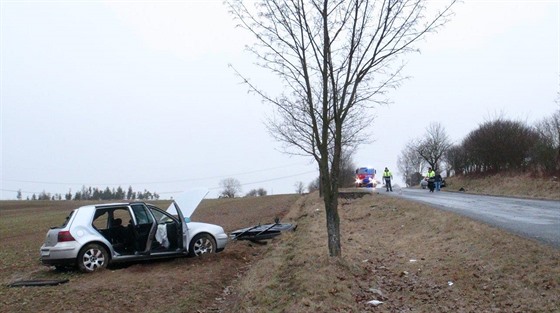 Ped obcí Peice se v úterý eln srazila dv auta. Zranno bylo celkem pt...