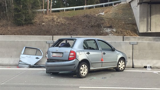 V pátek ráno se na 49. kilometru dálnice D1 srazilo osobní auto s kamionem...