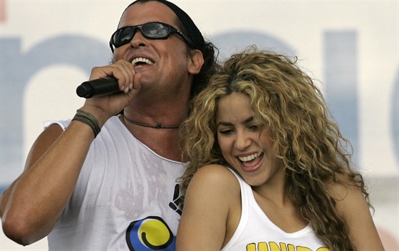 Zpváci Shakira a Vives pi vystoupení