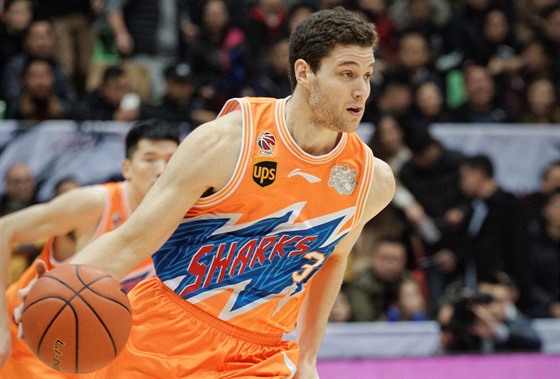 Jimmer Fredette v dresu ínského klubu anghaj Sharks