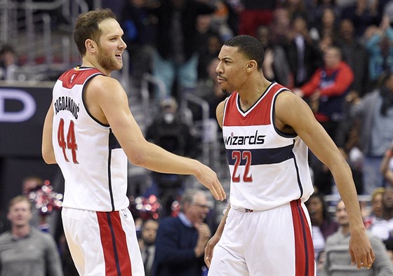 Bojan Bogdanovi (vlevo) a Otto Porter z Washingtonu v utkání s Orlandem.