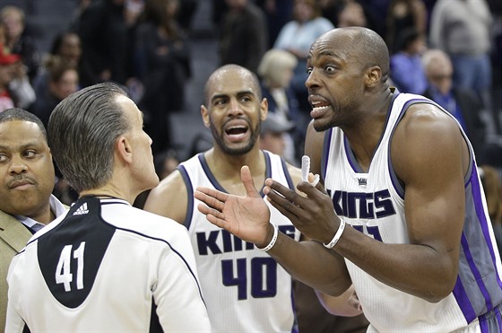 Anthony Tolliver (vpravo) se hádá s rozhodím.