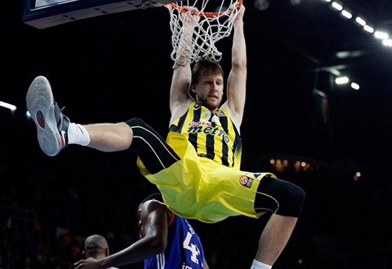 Jan Veselý v dresu Fenerbahce Istanbul smeuje v derby s Anadolu Efes Istanbul.