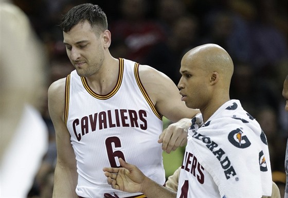 Andrew Bogut míí ze hit do nemocnice, pomáhá mu clevelandský spoluhrá...