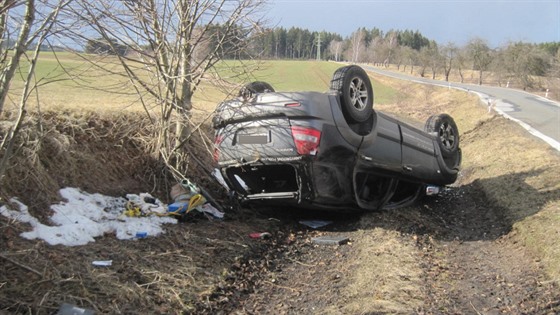 Silný vítr pevrátil osobní auto s pívsem u obce Rade na Trutnovsku...