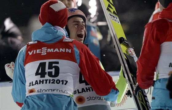 Rakouský skokan na lyích Stefan Kraft (uprosted) slaví titul na velkém mstku...