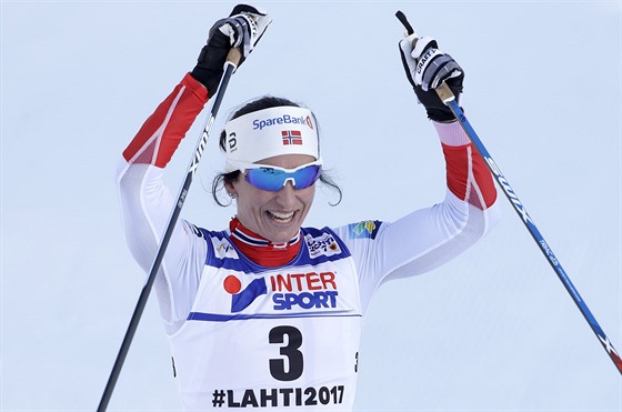 Norská lyaka Marit Björgenová slaví triumf na ticetikilometrové trati voln...