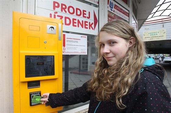 Automat na jízdenky MDH v Ústí nad Labem poblí Hraniáe, kde lze platit i...