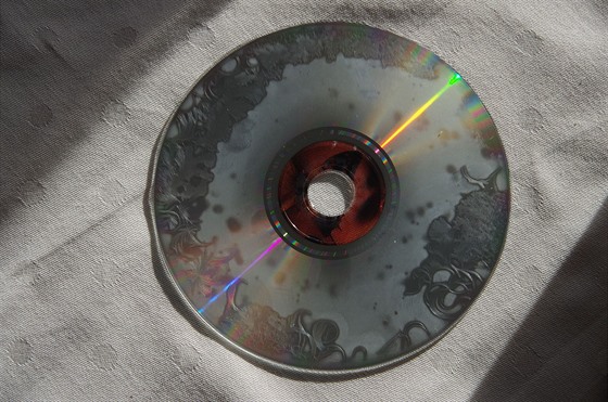 Pokozené lisované CD