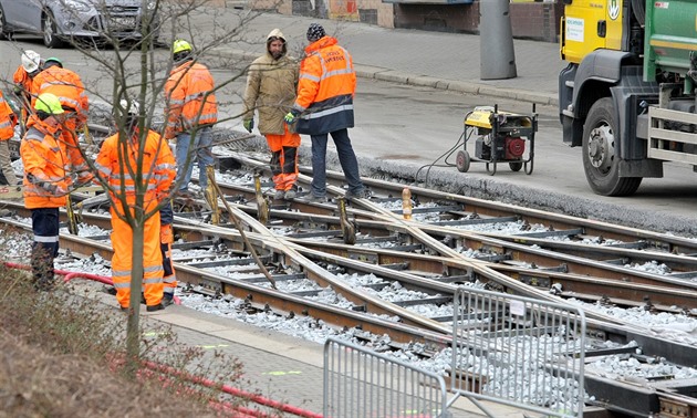 Technici montují na Mikuláské tíd v Plzni doasnou výhybku pro tramvaje. (6....