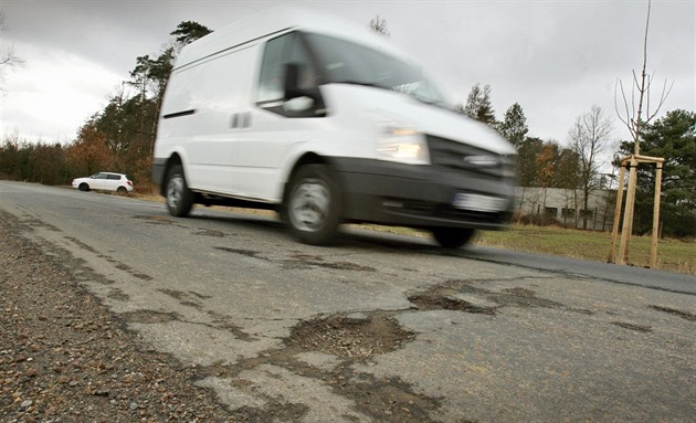 Silnice mezi poli nad Dýinou a ve vesnici Kyice na Plzesku. Díry v silnici....