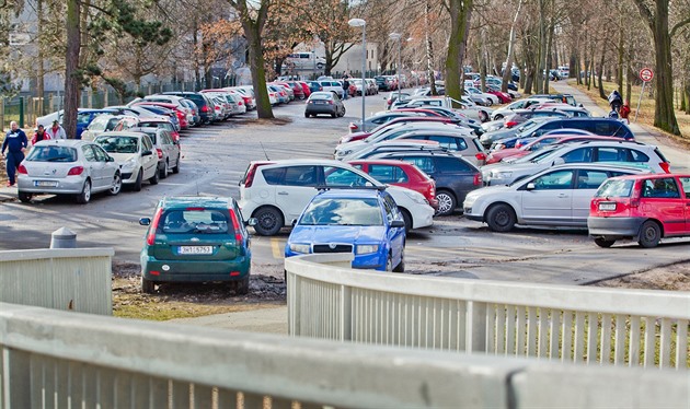 Neoficiální parkovit mezi hradeckou fakultní nemocnicí a ekou Labe pojme 400...