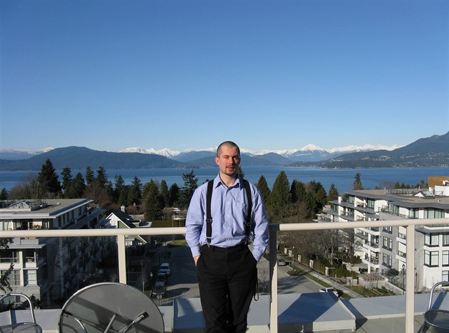 Jan Kozderka na balkon v práci ve Vancouveru