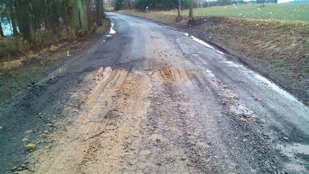 Tatko vypadala silnice tetí tídy v úterý. Ve stedu v pokozeném úseku uvízl...