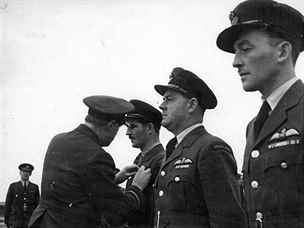 Dekorování našich letců na velšské základně Talbenny dne 24.9.1942. To už...