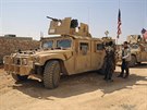 Americká vojenská vozidla u msta Manbid (7. bezna 2017)