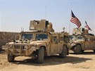 Americká vojenská vozidla u msta Manbid (7. bezna 2017)