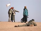 Bojovníci SDF kontrolují mue, který prchli ped boji o Rakká (8. bezna 2017)