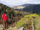 Vyhlídka z vrcholu Pustého zámku do údolí Kamenice
