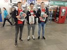 Florbalisté Tatranu Steovice rozdávali deník Metro, v nm se psalo o jejich...