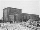 Stavba rafinerie olomouckho podniku Milo na konci 30. let 20. stolet. Tehdy...