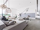 V obývacím pokoji se skvle vyjímá ikonická chaise longue LC4 Le Corbusiera,...
