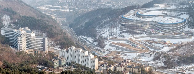 Lyžařský areál v korejském Pchjongčchangu, dějiště závodu Světového poháru v... Lyžařský areál v korejském Pchjongčchangu, dějiště závodu Světového poháru v...
