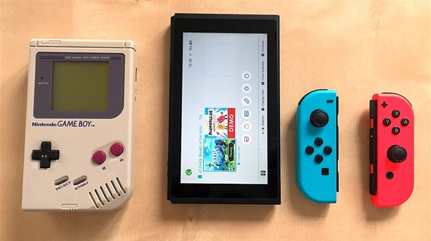 Vlevo Gameboy (1989), vpravo Switch s odepnutými Joy-Cony Vlevo Gameboy (1989), vpravo Switch s odepnutými Joy-Cony
