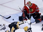 Jevgenij Malkin z Pittsburghu se sna v akrobatick pozici pekonat glmana...