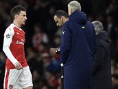 Vylouen obrnce Arsenalu Laurent Koscielny mj trenra Arsena Wengera a...