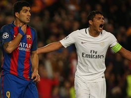 TO PECE NEBYL FAUL Brazilsk stoper Thiago Silva z Paris St. Germain (vpravo)...