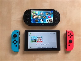 Nahoe PS Vita, dole Switch s odepnutými Joy-Cony