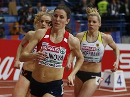 Zuzana Hejnov v rozbhu na 400 metr na halovm mistrovstv Evropy v Blehrad...