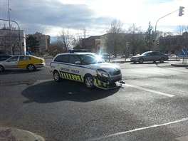 V ulici Kobylisk nmst naboural vz mstsk policie s osobnm autem...